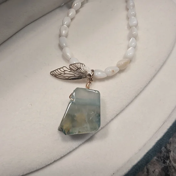 SALE!!Dragon's Vein Agate Pendant with Shell beads and Gold Butterfly Wing Charm - Picture 7 of 7